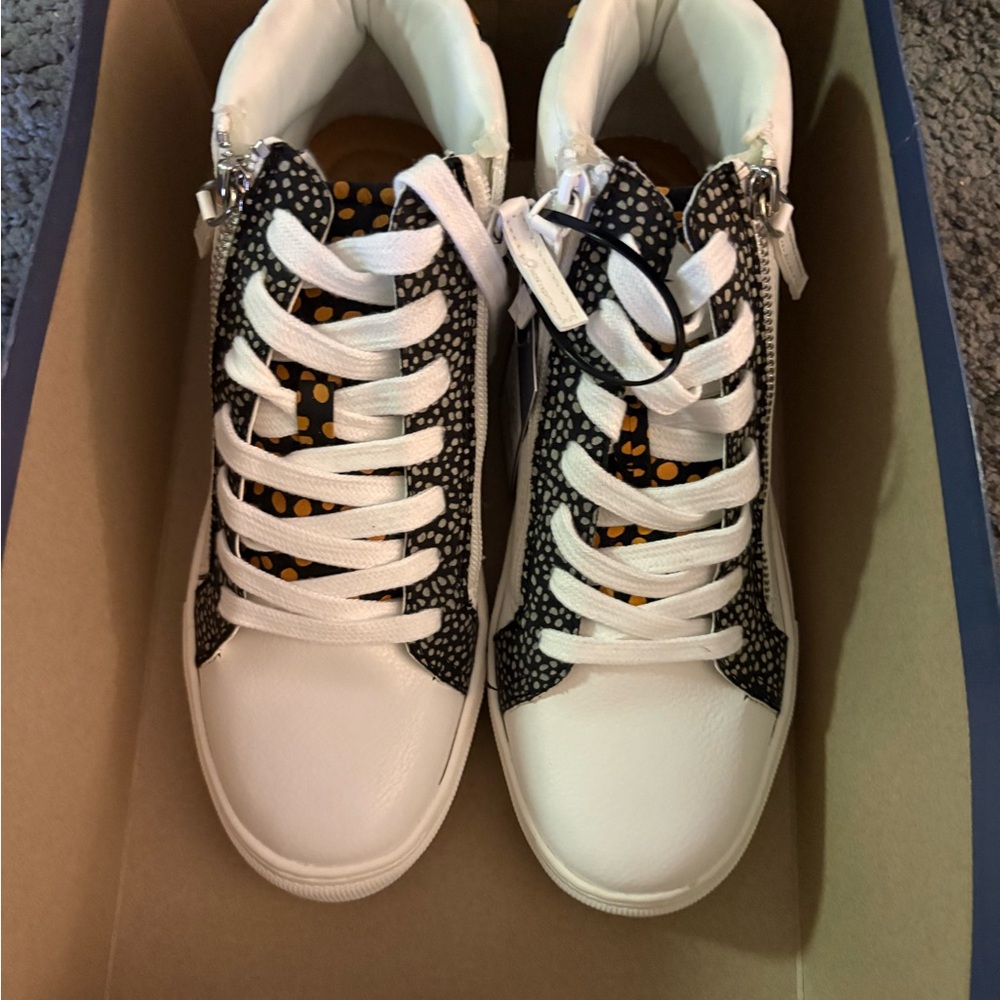 Universal Thread Black and White Sneakers